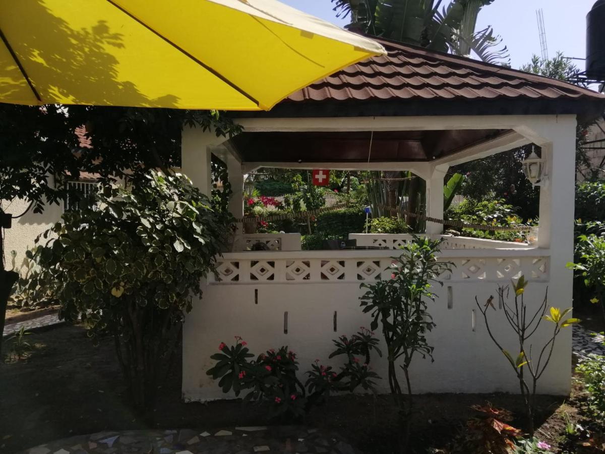 סרקונדה Swiss Garden House In Kerr Sering With Full Private Compound מראה חיצוני תמונה